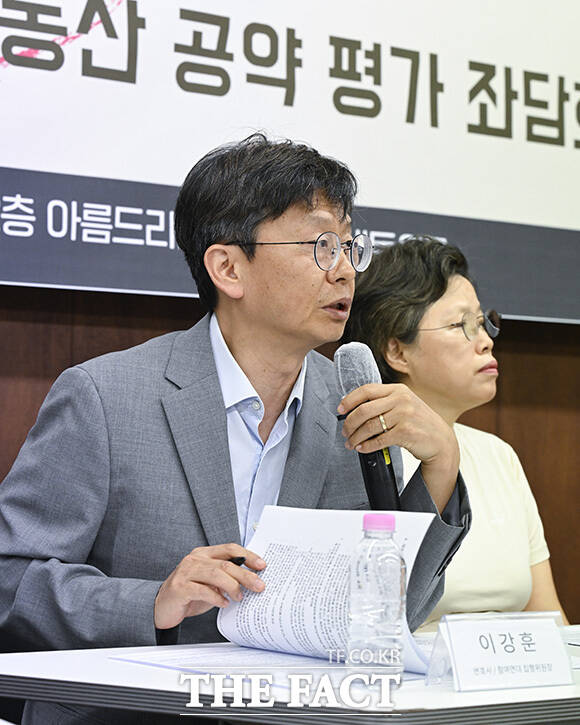 박효주 참여연대 민생희망본부 선임간사와 이강훈 변호사, 최은영 한국도시연구소 소장, 서동규 민달팽이유니온 위원장, 이영규 변호사(왼쪽부터)가 '2026 서울시장 후보 주거·부동산 공약 평가 좌담회'에 참석해 발표를 준비하고 있다.