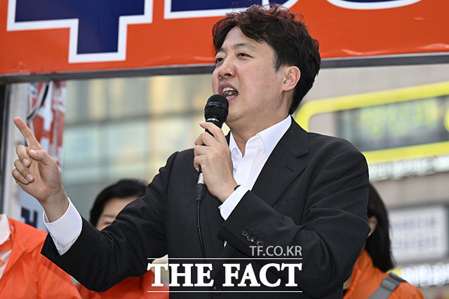이주영 개혁신당 의원(가운데)이 박 후보에 대한 지지를 호소하고 있다.