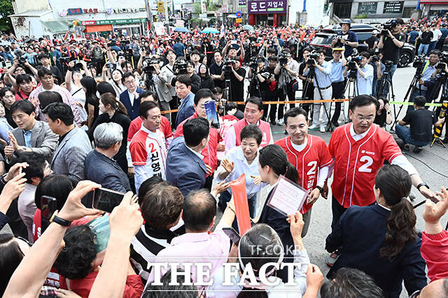 '김진태 지원 유세' 횡성 찾은박근혜 전 대통령.