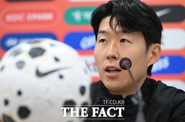 가요계에서는 '대한민국 가요교실 3대 천왕'으로 박미현, 김성기, 임성환을 꼽는다. 이 세 사람은 단순한 노래강사가 아니라, 한 곡의 생명을 살리고 무명의 가수를 스타로 만드는 강력한 현장 파워를 갖고 있다. 사진은 '가요교실의 여왕'으로 불리는 박미현 강사가 회원들과 교감하는 모습이다. /더팩트 db
