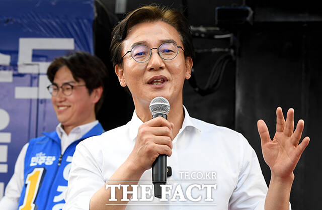 전재수 더불어민주당 부산시장 후보(오른쪽)와 하정우 더불어민주당 부산 북구갑 국회의원 후보가 28일 오후 부산 북구 덕천역 일대에서 합동 유세를 펼치며 지지를 호소하고 있다. /부산=박상민 기자
