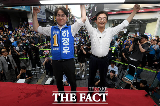 전재수 더불어민주당 부산시장 후보(오른쪽)와 하정우 더불어민주당 부산 북구갑 국회의원 후보가 28일 오후 부산 북구 덕천역 일대에서 합동 유세를 펼치며 지지를 호소하고 있다. /부산=박상민 기자