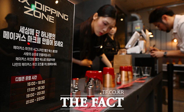 핸드메이드 프리미엄 버번 위스키 ‘메이커스 마크(Maker’s Mark)’가 개최하는 '독주 페스티벌'이 28일 오후 서울 종로구 낙원악기상가에서 열린 가운데 바텐더가 칵테일을 제조하고 있다. /서예원 기자