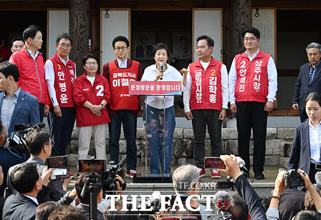 박근혜 전 대통령(가운데)이 28일 오후 경북 문경 청운각을 찾아 인사말을 하고 있다. /문경=박헌우 기자