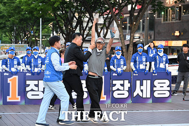 28일 오후 경북 구미시 광평천공영주차장에서 열린 정청래 더불어민주당 총괄상임선대위원장의 오중기 경북도지사 후보, 장세용 구미시장 후보 지원유세 도중 한 시민이 욕설을 섞어 항의하자 경호 인력이 이를 제지하고 있다. /구미=박헌우 기자