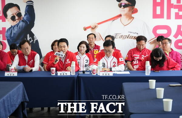 장동혁 국민의힘 대표 겸 상임선거대책위원장이 28일 대전시 유성구 봉명동에 위치한 조원휘 대전시 유성구청장 후보 선거사무소에서 대학생들과 간담회를 가졌다. /조원휘 후보 캠프