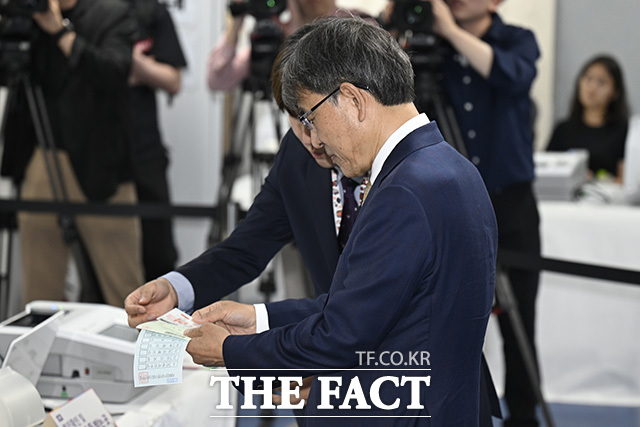 노태악 위원장이 투표 준비 상황을 점검한 후 소감을 밝히고 있다.