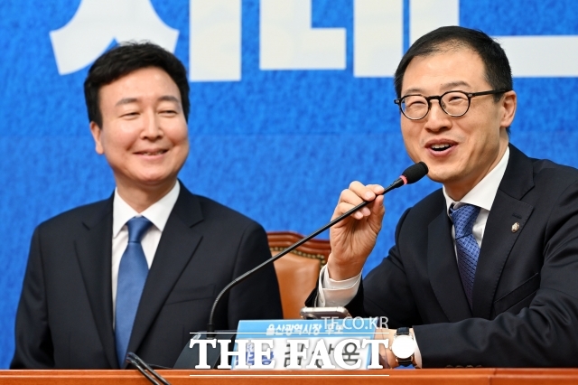 김상욱 더불어민주당 울산시장 후보(오른쪽)가 지난달 17일 오전 서울 여의도 국회에서 열린 제1차 인재 영입식에서 인사말을 하고 있다./남용희 기자