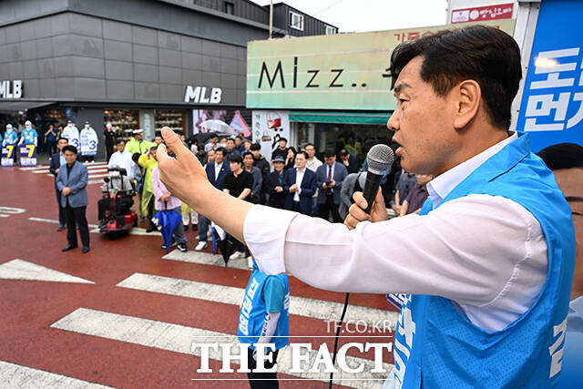 김관영 무소속 전북특별자치도지사 후보가 28일 오후 전북 정읍시 시기동 구 명동의류 사거리에서 시민들을 향해 지지를 호소하고 있다. /정읍=김성렬 기자