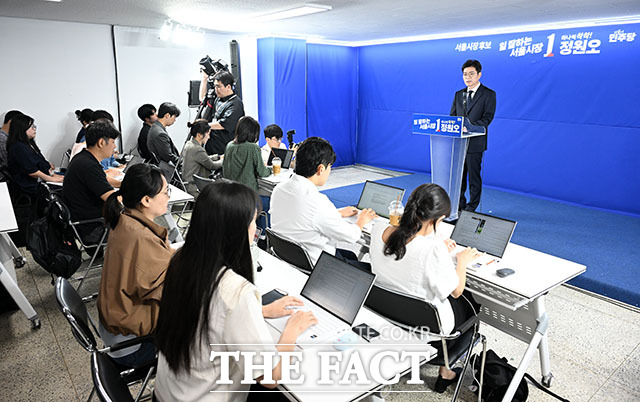 정원오 더불어민주당 서울시장 후보가 28일 오전 서울 중구 선거사무실에서 기자간담회를 열고 발언하고 있다. /서예원 기자