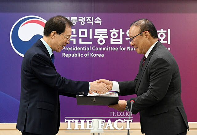 이석연 국민통합위원장(왼쪽)과 박항서 북중미 월드컵 지원단장이 28일 오전 서울 종로구 정부서울청사에서 열린 홍보대사 위촉식에 참석해 태극문양 머플러를 목에 걸고 파이팅을 외치고 있다. /임영무 기자