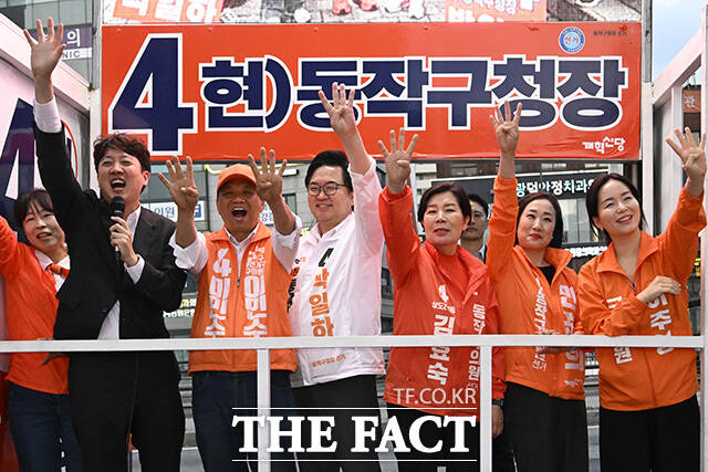 이준석 개혁신당 대표(왼쪽 두번째)와 박일하 동작구청장 후보(왼쪽 네 번째), 이주영 의원(오른쪽) 등이 28일 오후 서울 동작구 남성사계시장 앞에서 지지를 호소하고 있다. /송호영 기자