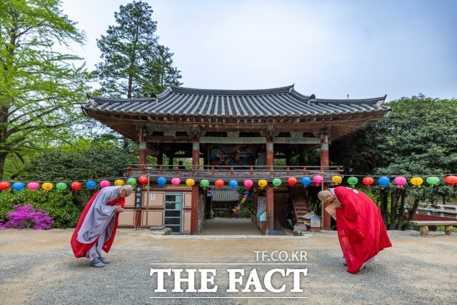 선암사 스님의 '붉은 가사'. /순천시