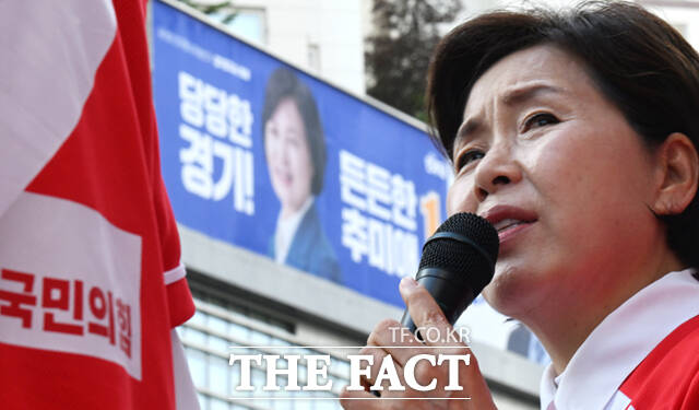 양향자 국민의힘 경기도지사 후보가 유권자들에게 지지를 호소하는 가운데, 양 후보 너머로 추미애 더불어민주당 경기도지사 후보의 사진이 보이고 있다. /하남=이새롬 기자