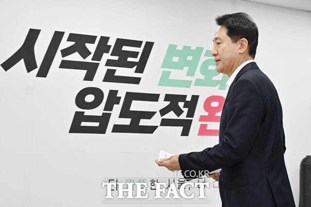 오세훈 국민의힘 서울시장 후보가 28일 서울 종로구 선거사무소에서 열린 기자회견에서 발언을 마친 뒤 고개 숙여 인사하고 있다. /이새롬 기자