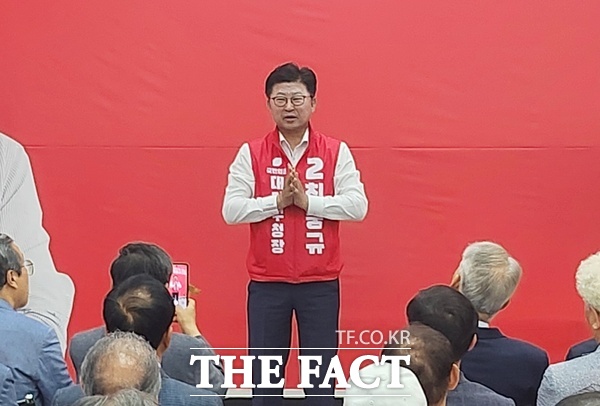 최충규 국민의힘 대전시 대덕구청장 후보가 28일 대덕구민과 지지자들을 향해 오는 29일부터 30일까지 진행되는 사전투표에 적극 참여해 달라고 호소하고 있다. /선치영 기자