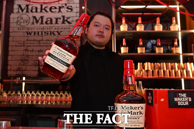 핸드메이드 프리미엄 버번 위스키 ‘메이커스 마크(Maker’s Mark)’가 개최하는 '독주 페스티벌'이 28일 오후 서울 종로구 낙원악기상가에서 열린 가운데 바텐더가 칵테일을 제조하고 있다. /서예원 기자