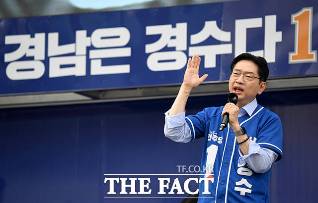 김경수 더불어민주당 경남도지사 후보가 28일 오전 경남 창녕군 창녕시장 인근에서 시민들에게 지지를 호소하고 있다. /창녕=박상민 기자