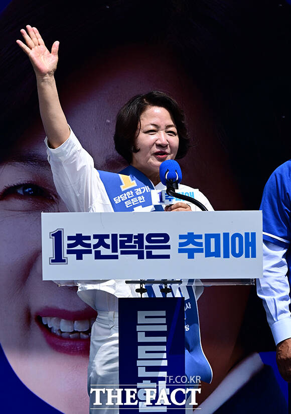 추미애 더불어민주당 경기도지사 후보(왼쪽)가 28일 오후 경기 광주시 참조은병원 앞 집중유세에 참석해 유권자들의 지지를 호소하고 있다. /광주=임영무 기자
