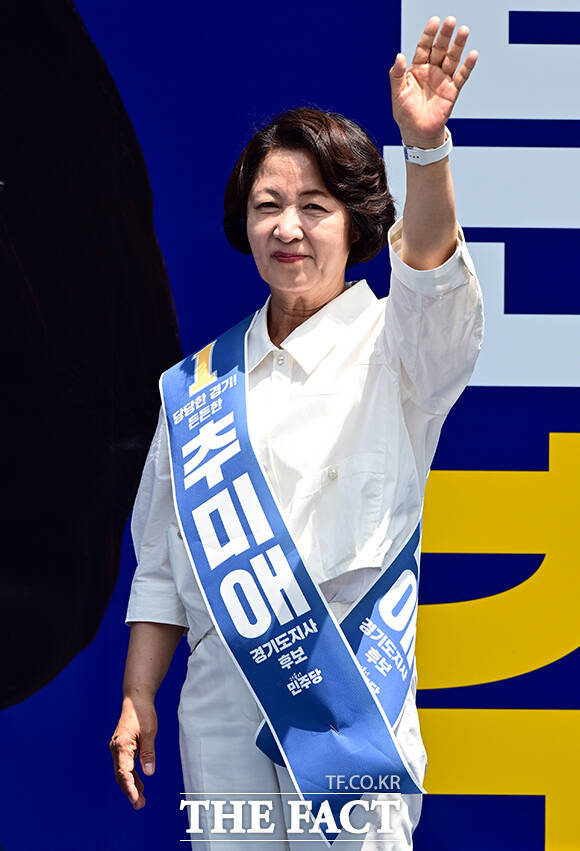 추미애 더불어민주당 경기도지사 후보(왼쪽)가 28일 오후 경기 광주시 참조은병원 앞 집중유세에 참석해 유권자들의 지지를 호소하고 있다. /광주=임영무 기자