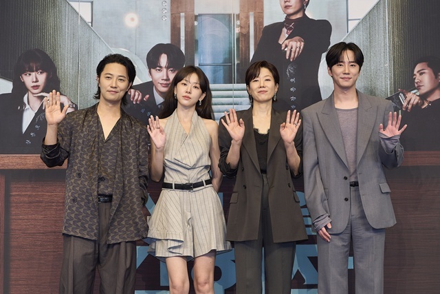 배우 진구 이주명 전혜진 이준영(왼쪽부터)이 27일 오후 서울 구로구 더 링크호텔 서울에서 진행된 JTBC 새 토일드라마 '신입사원 강회장' 제작발표회에 참석해 다양한 이야기를 나눴다. /JTBC
