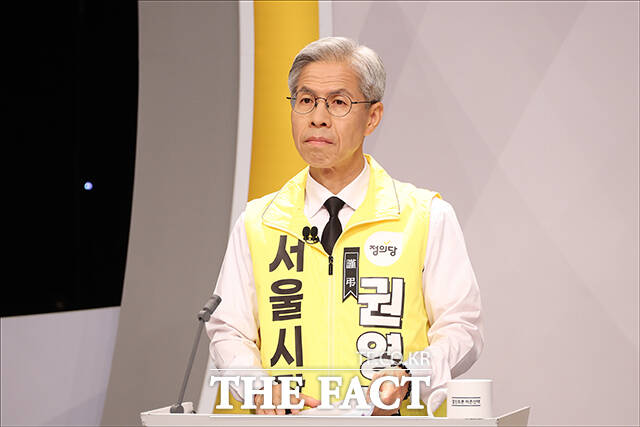 토론 준비하는 권영국 정의당 서울시장 후보.