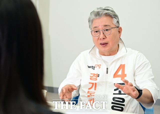 조응천 개혁신당 경기도지사 후보가 28일 경기 남양주시 박윤옥 시의원 후보 선거사무소에서 <더팩트>와 인터뷰하고 있다. 조 후보는 전날 진행된 토론회에 불만을 내비치면서도 간절한 마음을 드러냈다. /이새롬 기자