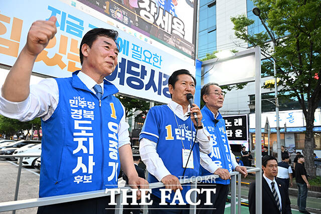 정청래 더불어민주당 총괄상임선대위원장(가운데)이 28일 오후 경북 구미시 광평천공영주차장에서 시민들에게 오중기 경북도지사 후보와 장세용 구미시장 후보에 대한 지지를 호소하고 있다. /구미=박헌우 기자