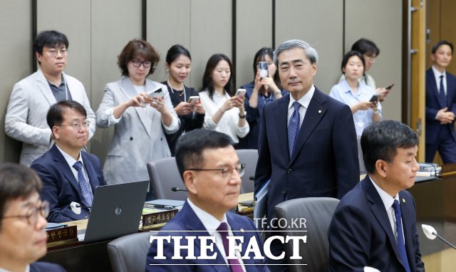 신현송 한국은행 총재가 28일 서울 중구 한국은행 본관에서 열린 취임 후 첫 금융통화위원회 본회의에서 의사봉을 두드리고 있다. /사진공동취재단