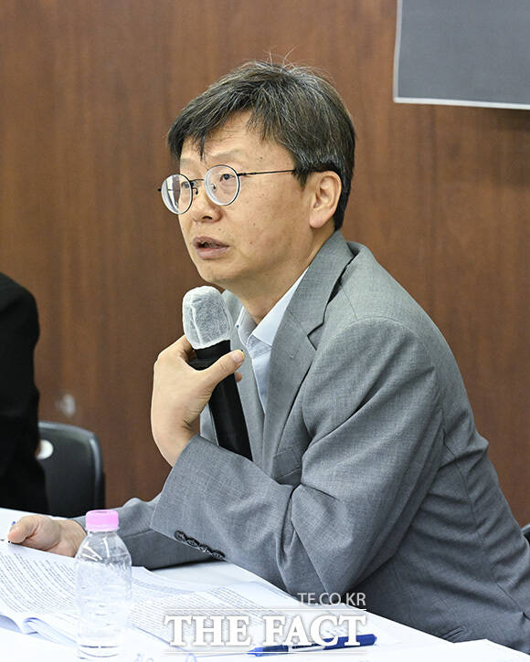 박효주 참여연대 민생희망본부 선임간사와 이강훈 변호사, 최은영 한국도시연구소 소장, 서동규 민달팽이유니온 위원장, 이영규 변호사(왼쪽부터)가 '2026 서울시장 후보 주거·부동산 공약 평가 좌담회'에 참석해 발표를 준비하고 있다.
