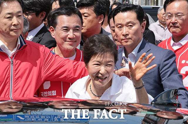 '김진태 지원 유세' 횡성 찾은박근혜 전 대통령.