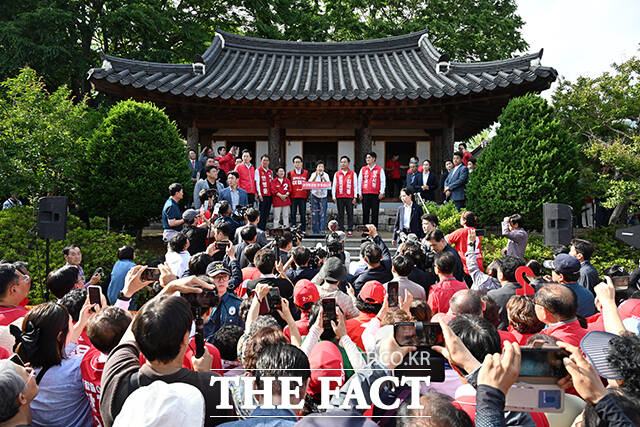 박근혜 전 대통령(가운데)이 28일 오후 경북 문경 청운각을 찾아 인사말을 하고 있다. /문경=박헌우 기자
