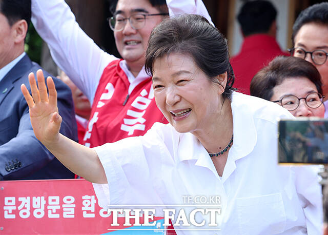 박근혜 전 대통령(가운데)이 28일 오후 경북 문경 청운각을 찾아 인사말을 하고 있다. /문경=박헌우 기자
