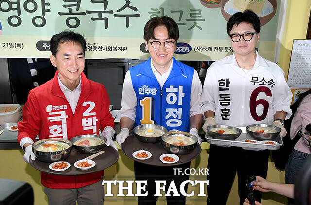 28일 오후 부산북구선거관리위원회 주최로 부산MBC에서 열린 부산 북구갑 보궐선거 후보자 토론회에서 세 후보는 북구 발전 전략 문제 등을 두고 맞붙었다. /박상민 기자