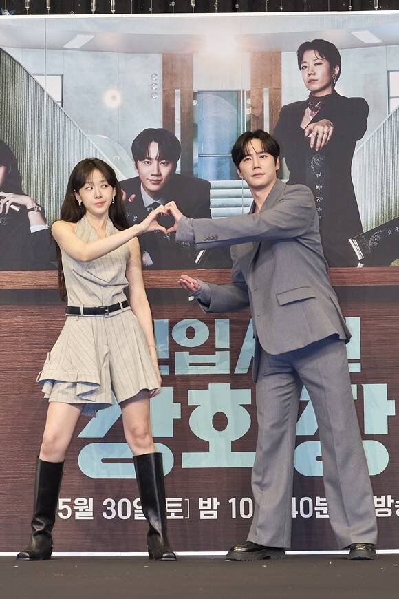 배우 이주명(왼쪽)과 이준영이 JTBC 새 토일드라마 '신입사원 강회장'로 호흡을 맞춘다. /JTBC