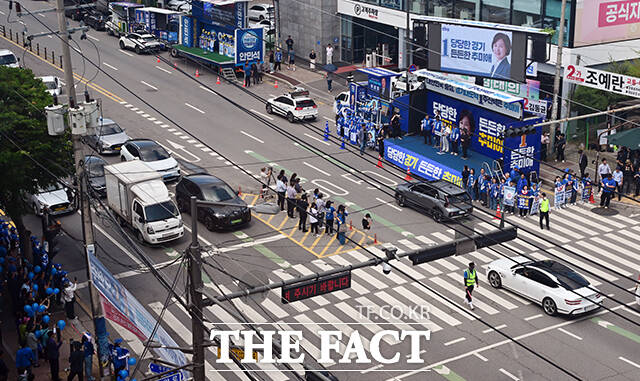 추미애 더불어민주당 경기도지사 후보(왼쪽)가 28일 오후 경기 광주시 참조은병원 앞 집중유세에 참석해 유권자들의 지지를 호소하고 있다. /광주=임영무 기자