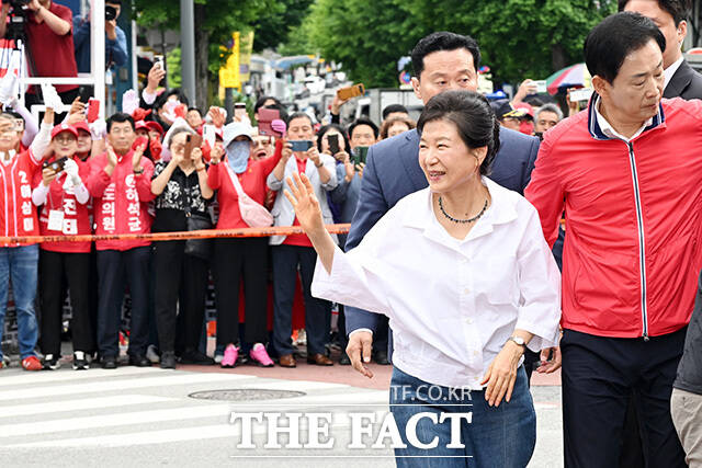 '10년 만의 재회' 원주 찾아 김진태 후보 지원 나선 박근혜 전 대통령(오른쪽).