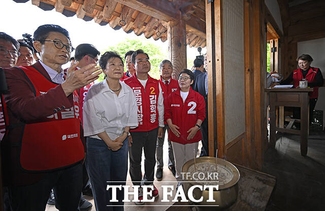 박근혜 전 대통령(가운데)이 28일 오후 경북 문경 청운각을 찾아 인사말을 하고 있다. /문경=박헌우 기자