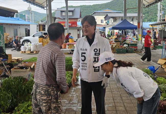 청송군 나 선거구 기호 5번 임재업 후보가 부남전통시장에서 지역 주민들과 인사하며 표심을 다지고 있다. /김성권 기자