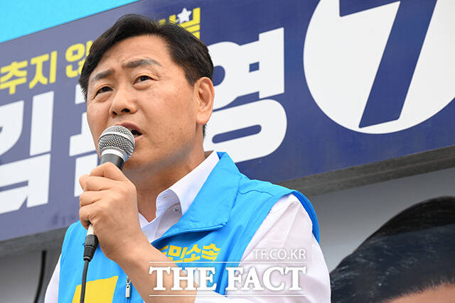 김관영 무소속 전북특별자치도지사 후보가 28일 오후 전북 정읍시 시기동 구 명동의류 사거리에서 시민들을 향해 지지를 호소하고 있다. /정읍=김성렬 기자
