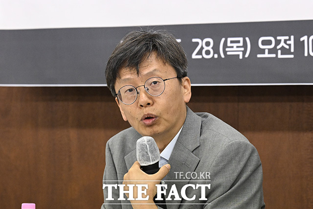 박효주 참여연대 민생희망본부 선임간사와 이강훈 변호사, 최은영 한국도시연구소 소장, 서동규 민달팽이유니온 위원장, 이영규 변호사(왼쪽부터)가 '2026 서울시장 후보 주거·부동산 공약 평가 좌담회'에 참석해 발표를 준비하고 있다.