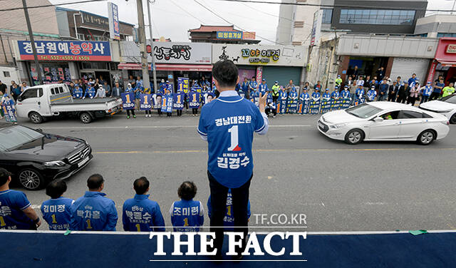 김경수 더불어민주당 경남도지사 후보가 28일 오전 경남 창녕군 창녕시장 인근에서 시민들에게 지지를 호소하고 있다. /창녕=박상민 기자