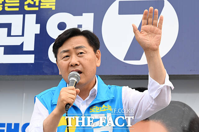 김관영 무소속 전북특별자치도지사 후보가 28일 오후 전북 정읍시 시기동 구 명동의류 사거리에서 시민들을 향해 지지를 호소하고 있다. /정읍=김성렬 기자