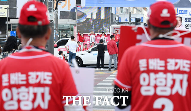 양향자 국민의힘 경기도지사 후보가 유권자들에게 지지를 호소하는 가운데, 양 후보 너머로 추미애 더불어민주당 경기도지사 후보의 사진이 보이고 있다. /하남=이새롬 기자