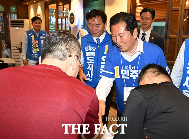 정청래 더불어민주당 총괄상임선대위원장(가운데)이 28일 오후 경북 구미시 광평천공영주차장 인근 상가를 찾아 시민들과 인사를 나누고 있다. /구미=박헌우 기자