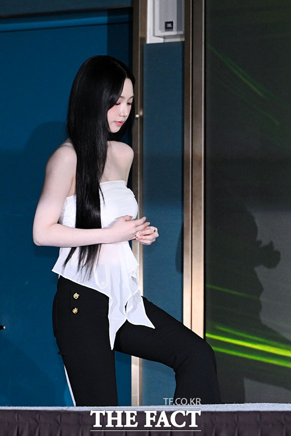 그룹 에스파(aespa)의 카리나가 28일 오후 서울 송파구 소피텔 앰배서더 서울 호텔에서 열린 정규 2집 ‘LEMONADE(레모네이드)’ 발매 기념 기자간담회에 참석해 포즈를 취하고 있다. /서예원 기자