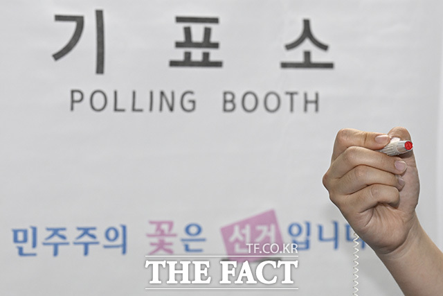 선관위 관계자가 투표 도장을 확인하고 있다.
