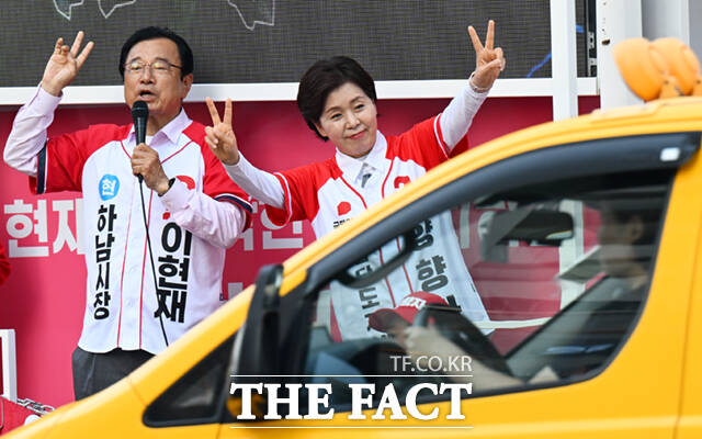 양향자 국민의힘 경기도지사 후보가 유권자들에게 지지를 호소하는 가운데, 양 후보 너머로 추미애 더불어민주당 경기도지사 후보의 사진이 보이고 있다. /하남=이새롬 기자