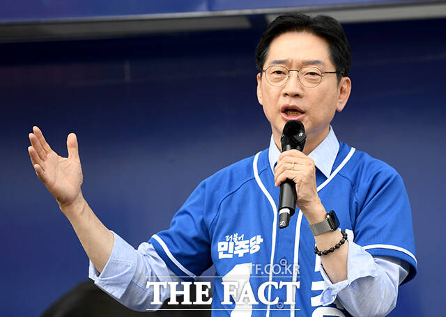 김경수 더불어민주당 경남도지사 후보가 28일 오전 경남 창녕군 창녕시장 인근에서 시민들에게 지지를 호소하고 있다. /창녕=박상민 기자