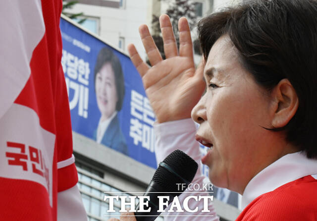 양향자 국민의힘 경기도지사 후보가 유권자들에게 지지를 호소하는 가운데, 양 후보 너머로 추미애 더불어민주당 경기도지사 후보의 사진이 보이고 있다. /하남=이새롬 기자